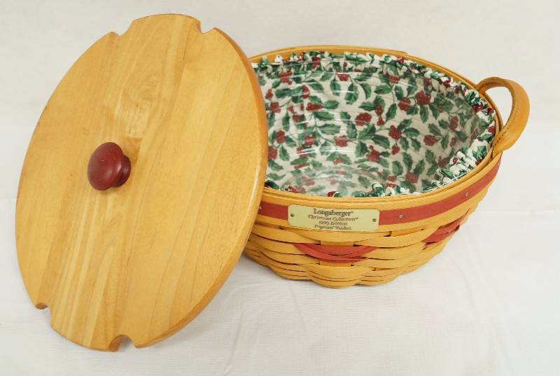 lot 4782 image: Original Longaberger Basket w lid - Christmas Collection 1999 Edition Popcorn Basket - w fabric insert and plastic liner - VERY NICE