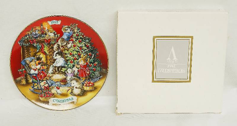 lot 4786 image: Cute Christmas Plate - SHARING CHRISTMAS WITH FRIENDS 1992 - Avon Fine Collectibles - 22K Gold Trim In orig Box.