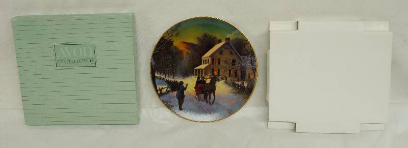 lot 4788 image: AVON 1988 Christmas Plate HOME FOR THE HOLIDAYS In orig box - trimmed in 22K Gold