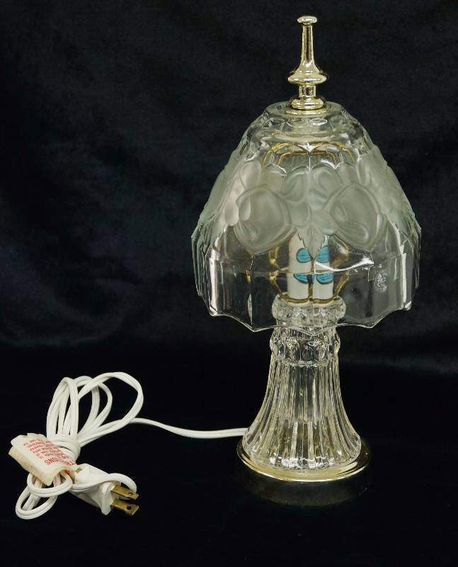 lot 4789 image: Nice Glass Lamp - Crystal - Very pretty (no bulb)