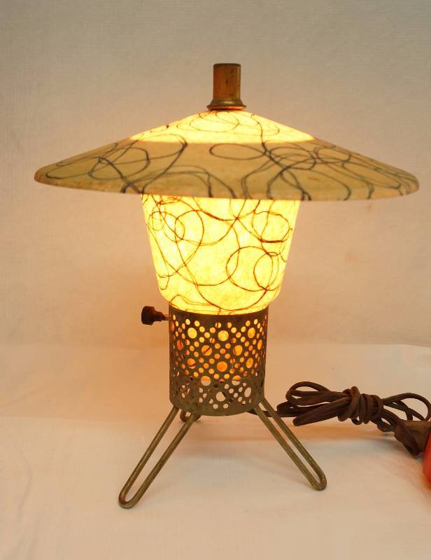 lot 4791 image: Mid Century Modern Vintage Table Lamp - this one is REALLY COOL WORKS