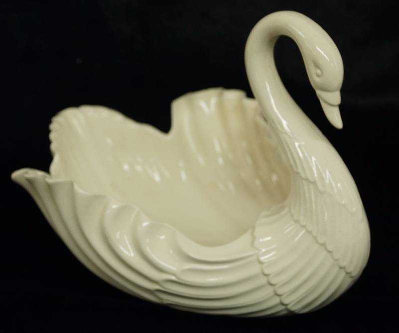 lot 4804 image: Beautiful Ceramic White Swan Dish - No chips or cracks - very pretty