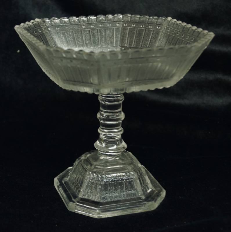lot 4806 image: Beautiful Glass Dish - neat edge pattern - very unique