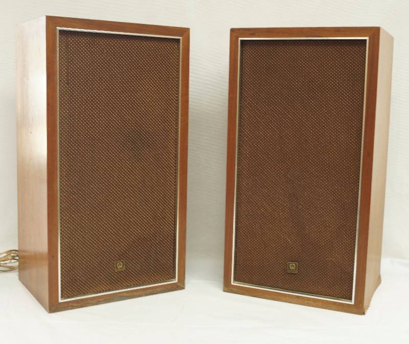 lot 4818 image: Pair of Vintage Stereo Speakers - PIONEER M# CA-33 - Input 25 watts Impedance 8 ohms - WOW
