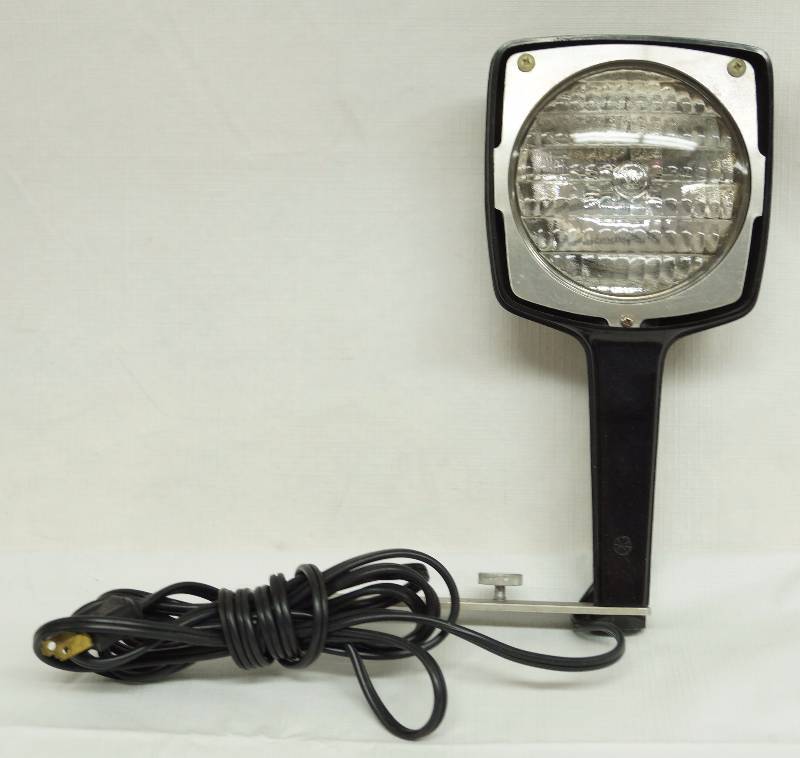 lot 4832 image: Vintage Spot Light - SEARS - This thing is CRAZY-BRIGHT 650 Watt Lamp WORKS See photo