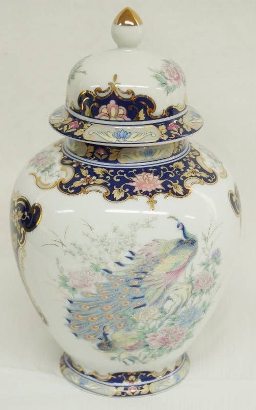 lot 4833 image: Beautiful Oriental Ginger Pot  Vase w lid - NICE Peacock Design. Very pretty