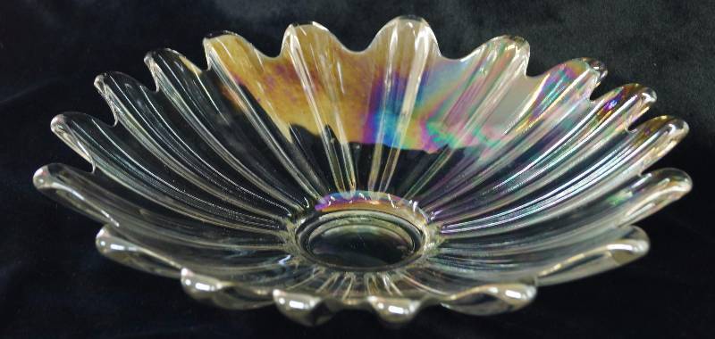 lot 1946 image: Very Beautiful Glass Dish - Carnival Iridescent - Fluted edges - very pretty Excellent Condition