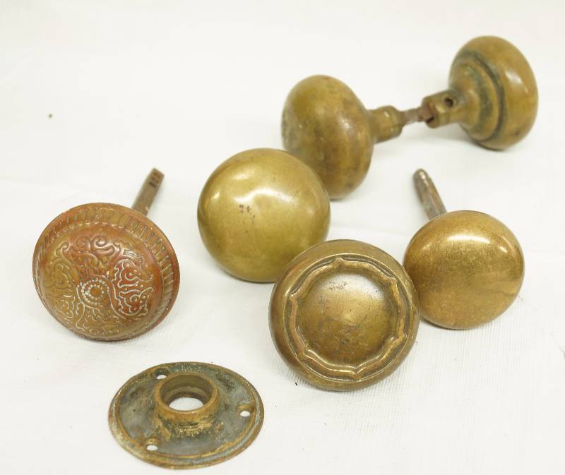 lot 1947 image: Lot of Vintage Brass Door Knobs - See photo