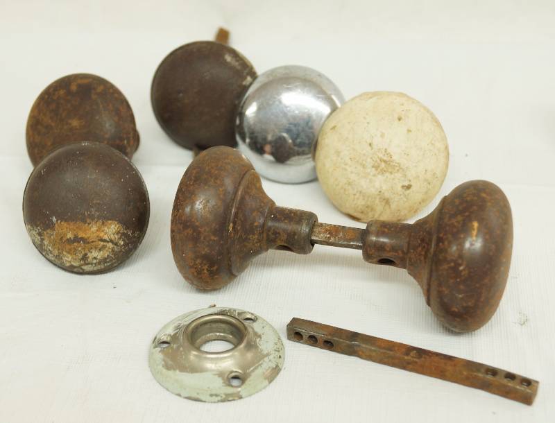 lot 1948 image: Lot of Vintage Metal Door Knobs - See photo