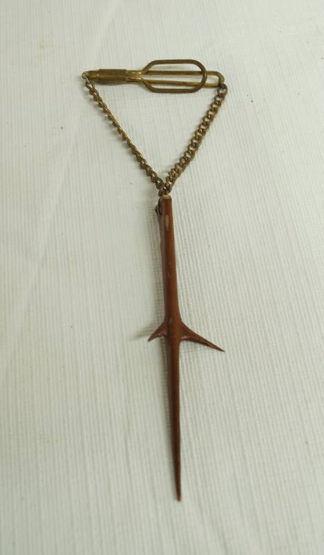 lot 6098 image: Tie clip  w a unique thorn and a wrap chain - wow