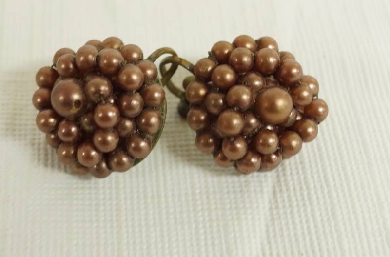 lot 6099 image: Vintage clip on (screw back) earrings - neat