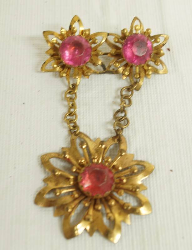 lot 6100 image: Vintage Brooch Pin Pink Stones in the center of gold-tone flowers - pretty