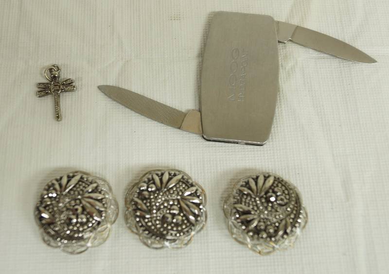 lot 6106 image: Lot of silver toned items - 3 button covers, pocket knife and dragonfly charm COOL
