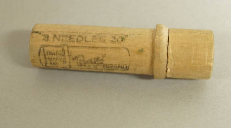 lot 6107 image: Vintage Wooden Needle Container - See photos