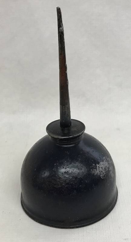 lot 1961 image: Vintage Oil Can - neat