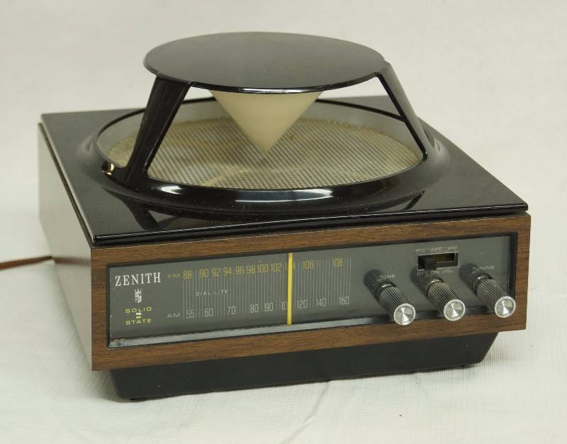 lot 6178 image: Vintage ZENITH Solid State AM  FM Radio - WORKS 9 square base - Very Cool Retro Design