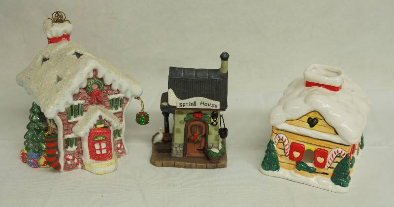 lot 6191 image: Lot of 3 Christmas Village Cottages - Figurines - CUTE