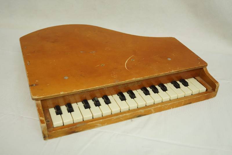 lot 6242 image: Schnenhut Vintage Childs Keyboard Piano - Top Only - WORKS GREAT