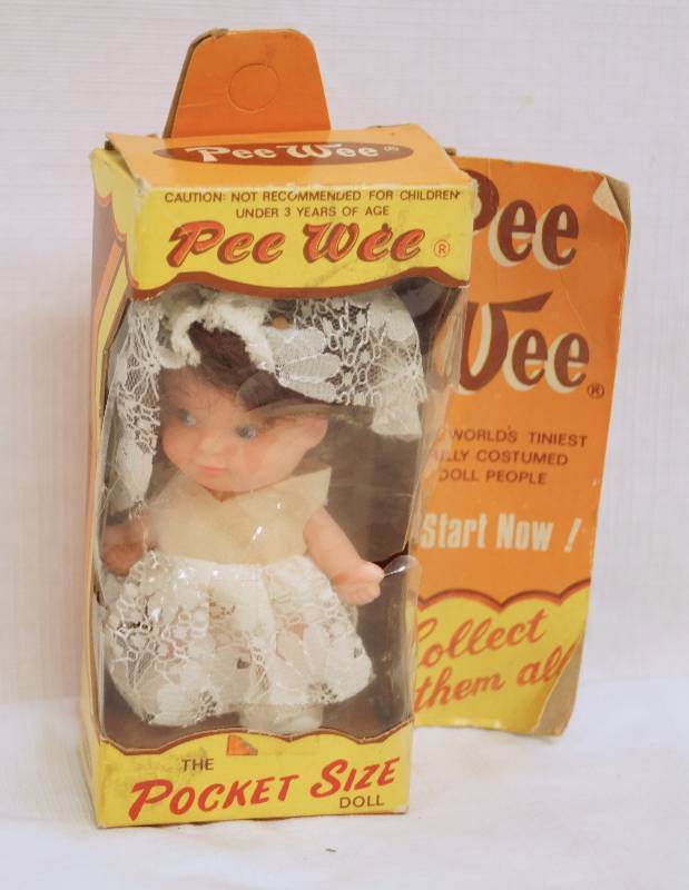 lot 6293 image: Cute Old PEE WEE the Pocket Size Doll in Box