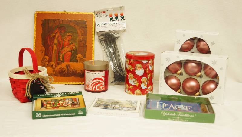 lot 6301 image: Christmas Decor Set - LOOK AT These