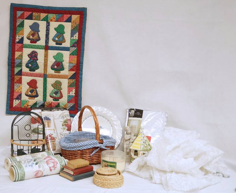 lot 6332 image: Quilted Wall Hanger and Home Decor