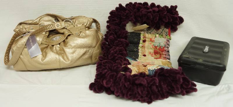 lot 6340 image: Laura Scott Purse - Nice Car Quilt and Conair Electric Razor