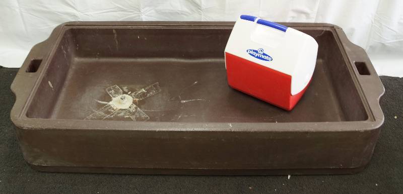 lot 6356 image: Cambro Portable Salad Bar Tray with Igloo Playmate Cooler