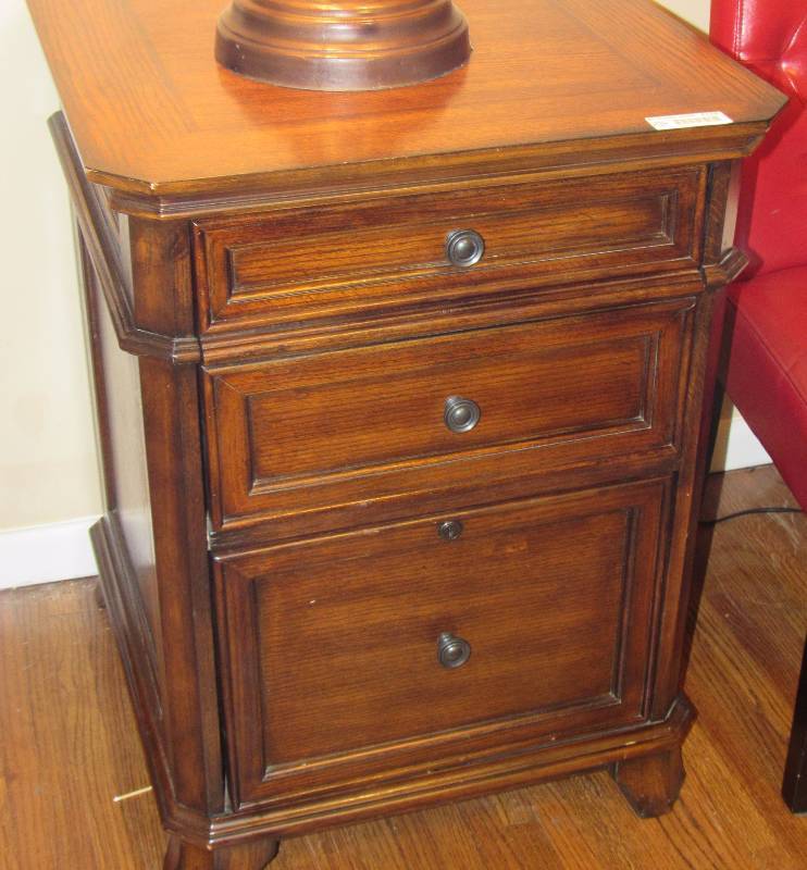 lot 4124 image: Wooden End Table  Small File Cabinet w drawers - Bottom Drawer Locks - NICE Matching Table on Lot # 4125