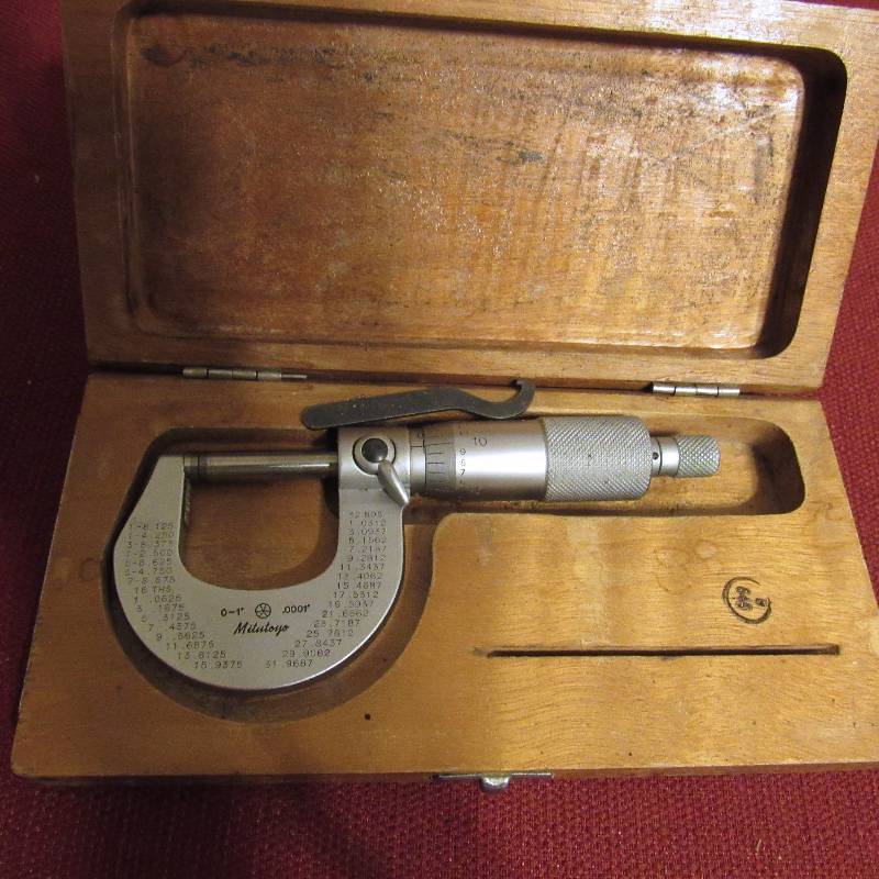 lot 4090 image: Mititoyo Micrometer Caliper - Excellent Condition in wood box