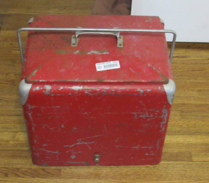 lot 4132 image: Vintage Read Metal Ice Chest Cooler - WOW