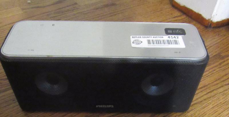 lot 4142 image: Blue Tooth Speaker - Philips nfc - M# SB36537- WORKS (no cord)