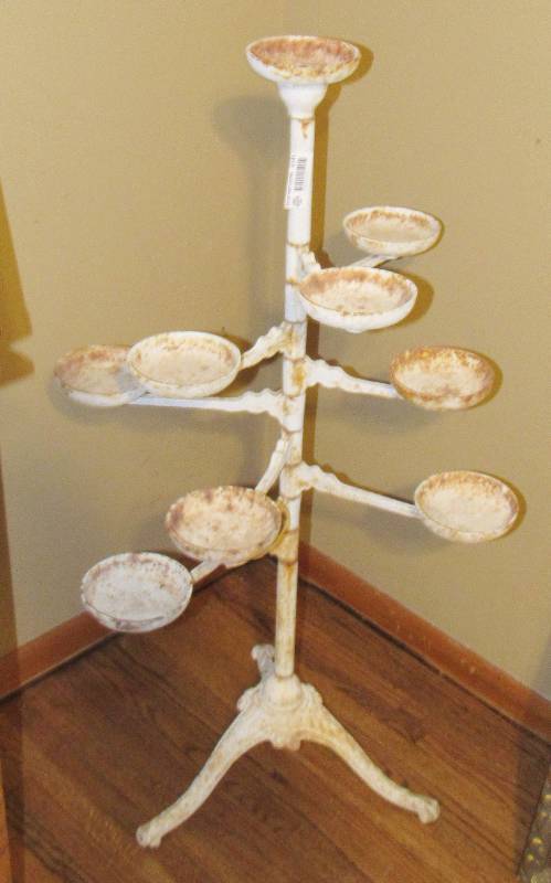 lot 4145 image: Nice White Distressed Candle Holder - Holds 10