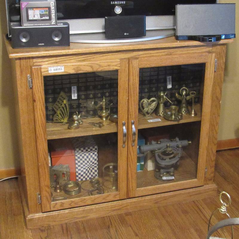 lot 4148 image: Lighted Oak Cabinet with 2 Glass Doors - Like New Condition