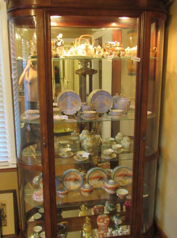 lot 4150 image: Lighted Medium Oak Finish China Cabinet with 4 Shelves - Mirrored Bottom