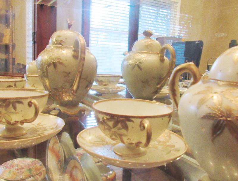 lot 4155 image: 12pc. Gold & White Asian Hand Painted Tea Set