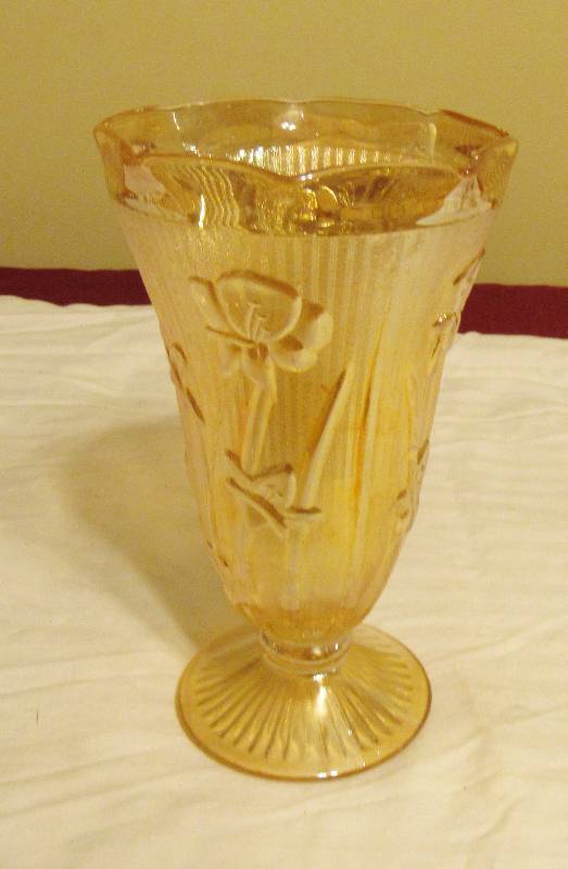 lot 4166 image: 8 Golden Glass Vase