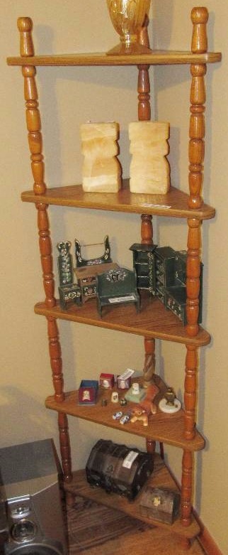 lot 4171 image: 4 Light Oak Corner Shelf