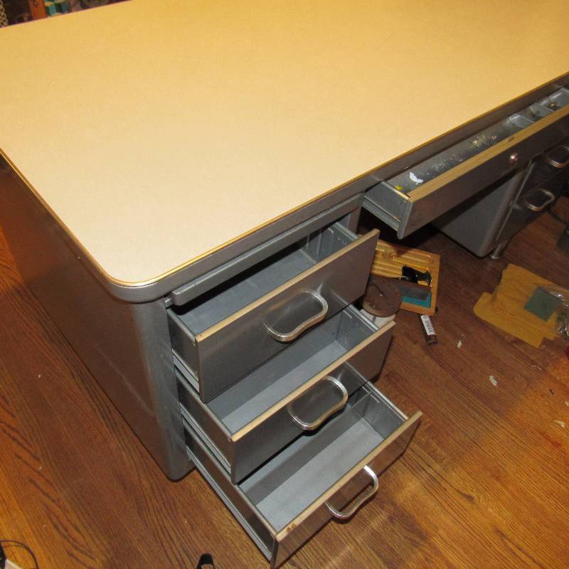 lot 4180 image: Silver Metal Desk with 7 Drawers