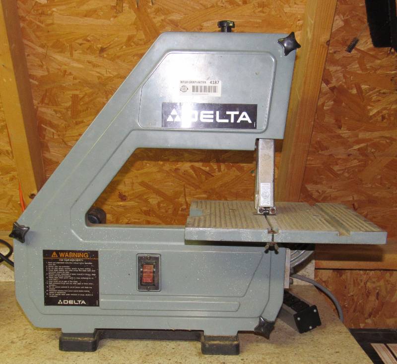lot 4187 image: Delta 10 Bench Band Saw 28-160