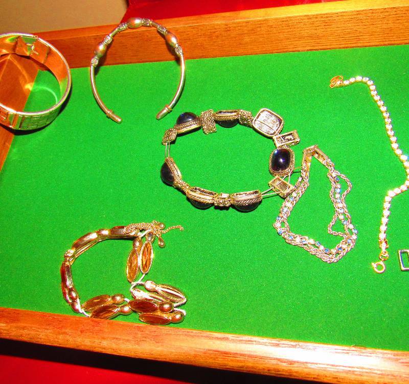 lot 4201 image: Lot of 9 Ladies Bracelets