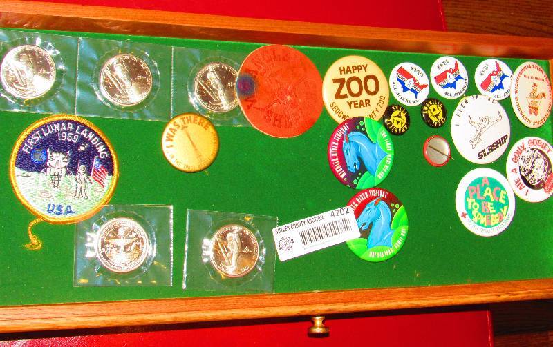 lot 4202 image: Set of 5 Collectors Space Coins with Misc. Buttons & Patches