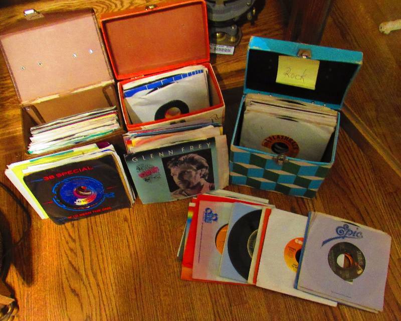 lot 4205 image: Big Lot - 45 Records in Sleeves - Good Condition with Carry Cases