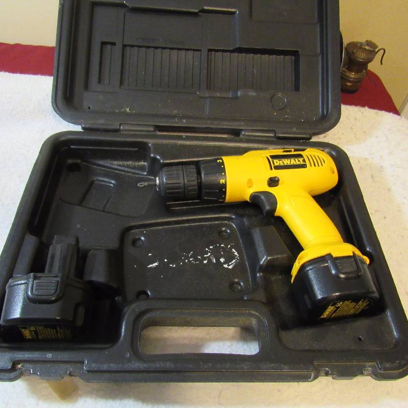 lot 4246 image: Dewalt Drill w Charger and Case - 9.6v - non working - for parts