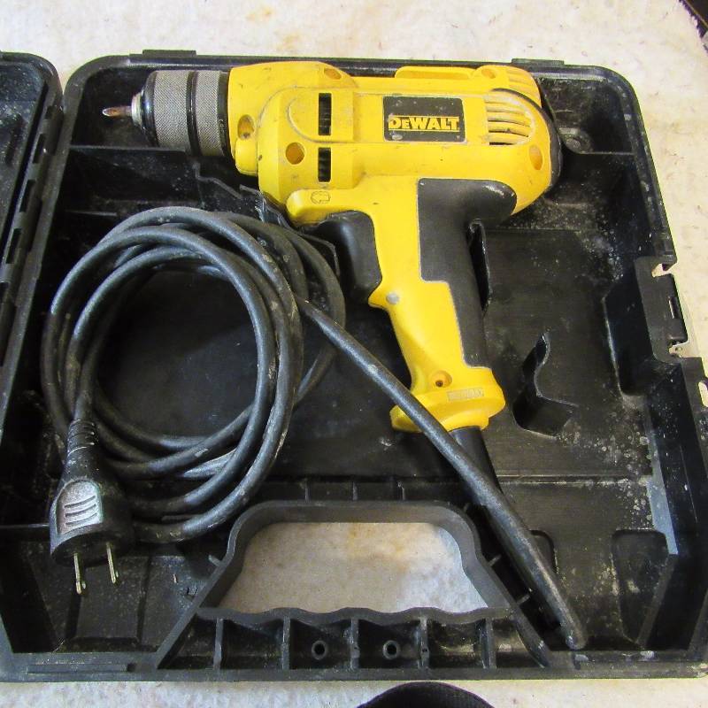 lot 6168 image: DEWALT DWD115K 8 Amp 38-Inch VSR Mid-Handle Grip Drill Kit with Keyless Chuck w case  - works