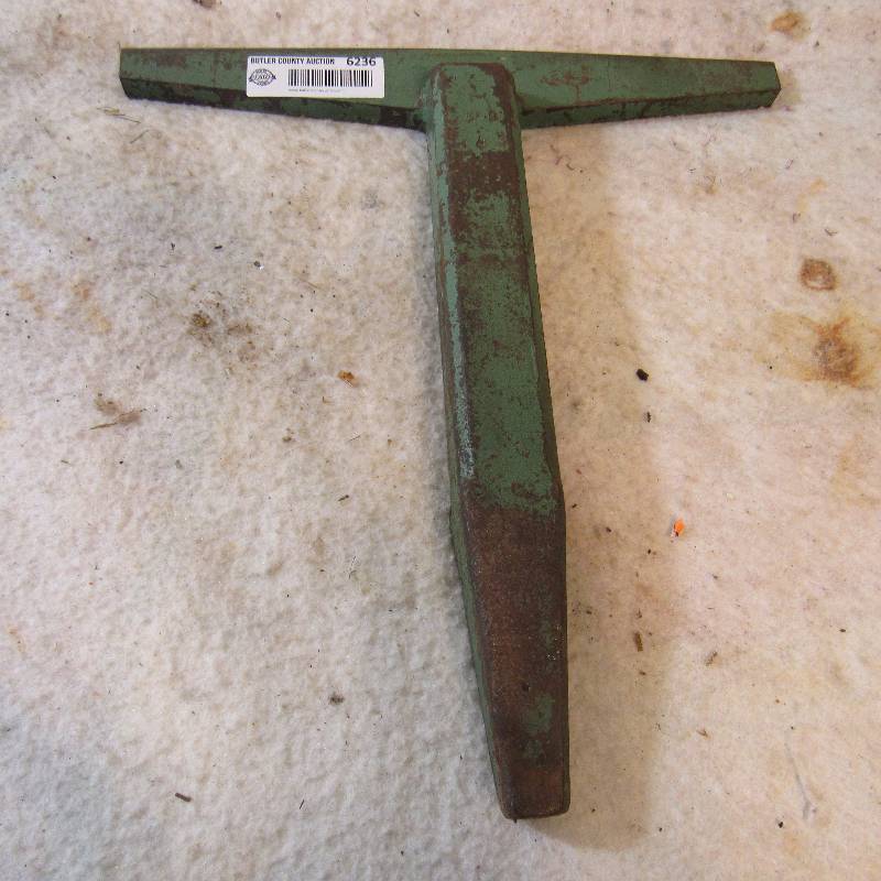 lot 6236 image: Black Smith T- Post