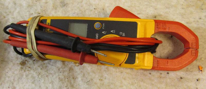 lot 6239 image: FLUKE Electronic Multimeter w case - works