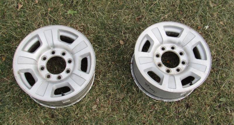 lot 6258 image: Lot of 2 Chevy Wheels - See photos for details