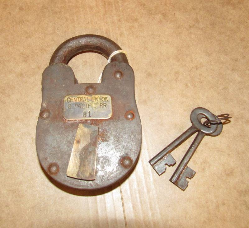 lot 4006 image: Central Union Pacific Pad Lock 81 w 2 KEYS