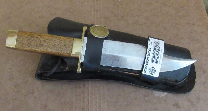 lot 4010 image: Black Leather Revolver Holster w Wood Handled Bowie Knife