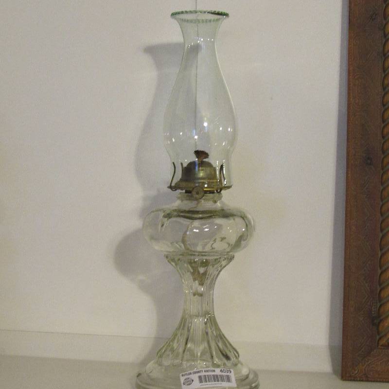 lot 4039 image: Vintage Oil Lamp - Beautiful glass - No modifications
